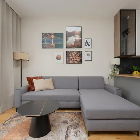 Cozy With Air Conditioner And Parking By Renters Διαμέρισμα