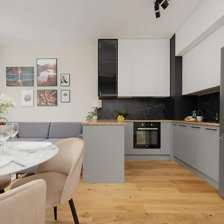 Cozy With Air Conditioner And Parking By Renters Διαμέρισμα